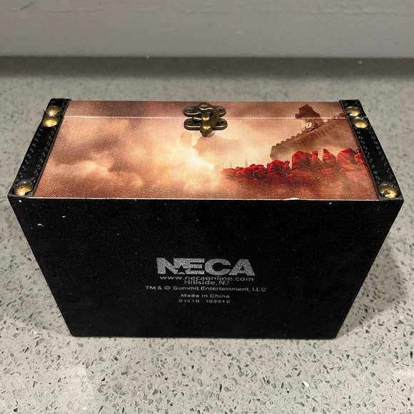 New Moon Vintage Keepsake Box - Hero's And Villains - Picture 7 of 7